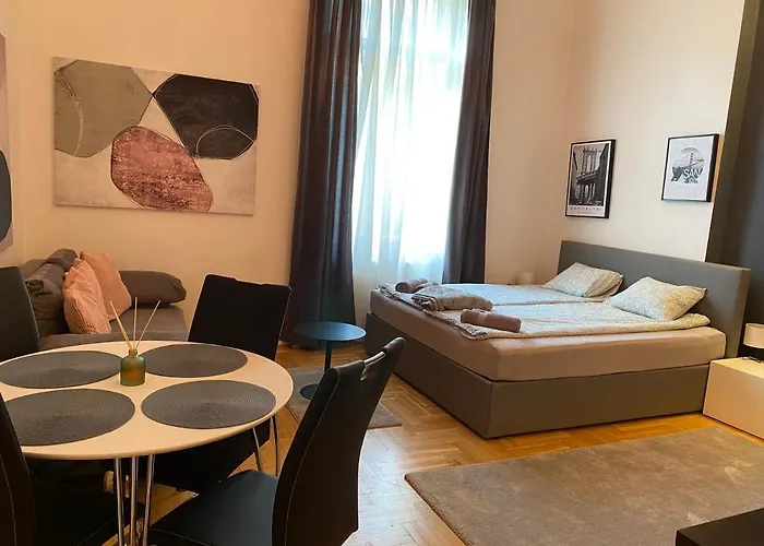 Stylish Apartment By The Vigszinhaz Theater