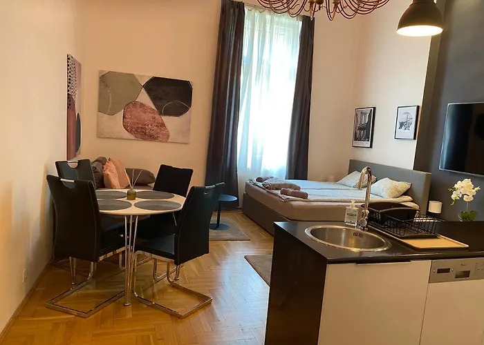 Stylish Apartment By The Vigszinhaz Theater