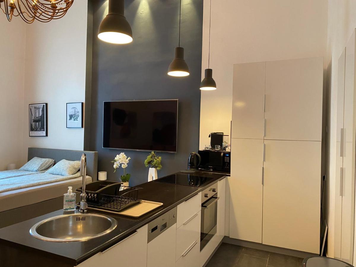 Stylish By The Vigszinhaz Theater Appartement *